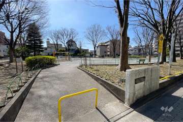 敷地に隣接した『竹の塚第七公園』