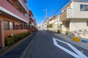 敷地北側の前面道路（東側から）
