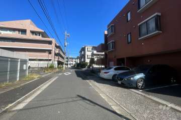 敷地西側の前面道路（南側から）