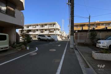 敷地の南側前面道路（東側から）