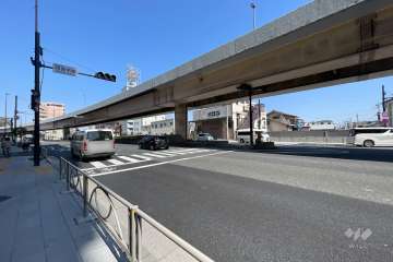 敷地の東側前面道路（南側から）