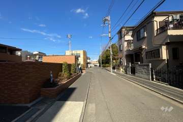 敷地の東側前面道路（南側から）