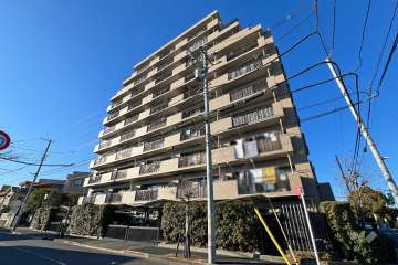 敷地の東側前面道路（南東側から）