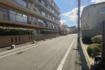 敷地西側の前面道路