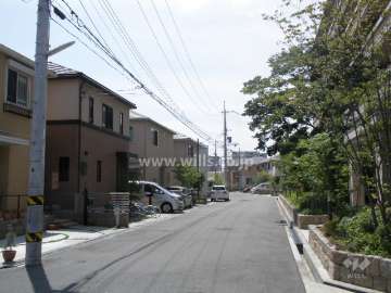 マンションの南側前面道。周辺は新しい戸建が並んでいます。