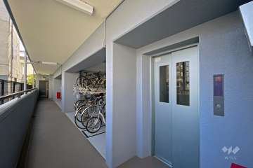 エレベーターと駐輪場