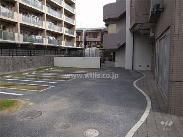 敷地内駐車場と駐輪場