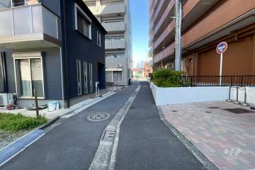 敷地の東側前面道路（東側から）