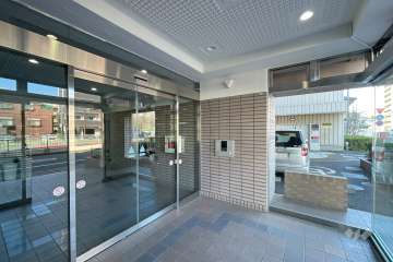 エントランスはオートロック付きです。