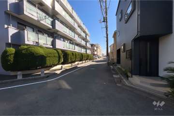 敷地南東側の前面道路（南西側から）