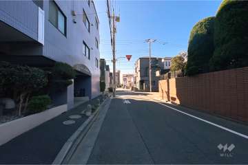 敷地南西側の前面道路（北西側から）