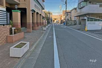 敷地の東側前面道路（南側から）