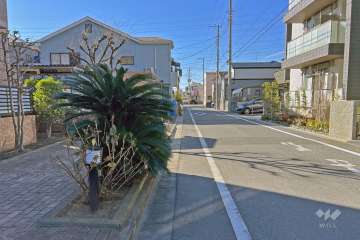敷地の北側前面道路（東側から）