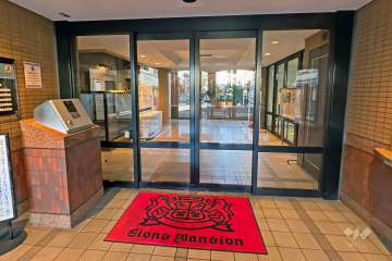 エントランスはオートロック付きです。