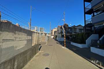 敷地西側の前面道路（南側から）