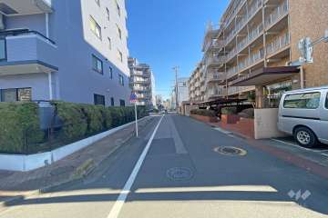 敷地南側の前面道路（西側から）