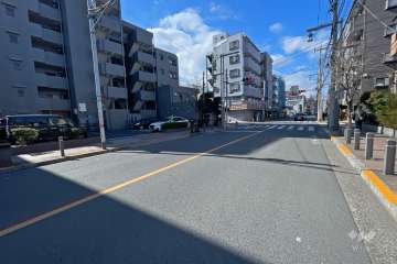 敷地北側の前面道路（東側から）