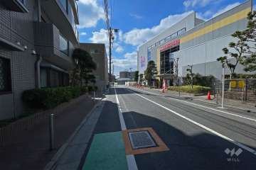 敷地北西側の前面道路（北東側から）