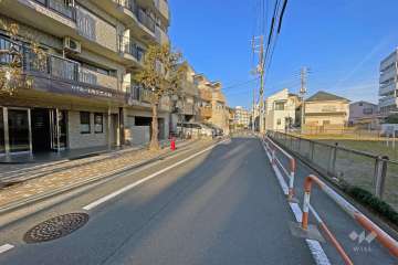 敷地の南側前面道路（西側から）