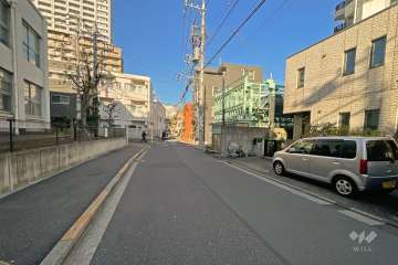 敷地西側の前面道路