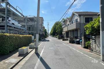 敷地の北側前面道路（東側から）