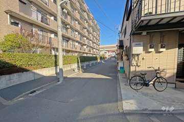 敷地の南側前面道路（西側から）