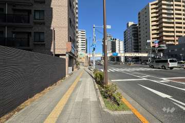 敷地東側の前面道路（南側から）