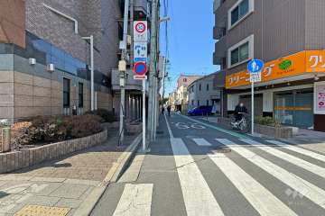 敷地北側の前面道路（東側から）