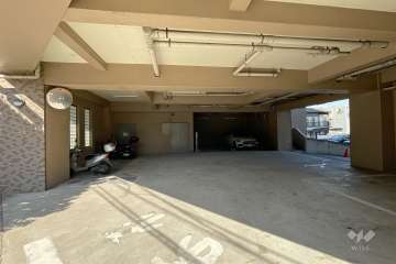 敷地内駐車場（屋内平面式）とバイク置き場