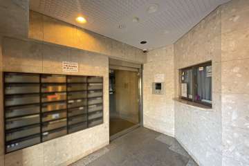 エントランスはオートロック付きです。　