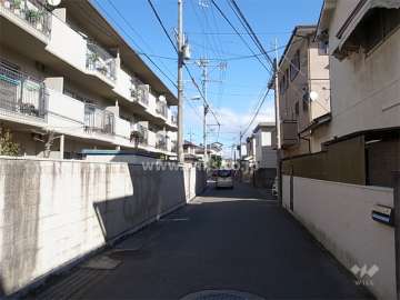 敷地南東側の前面道路。周辺はマンションと一戸建てが混在する静かな住宅地です。