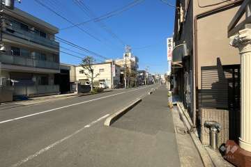 敷地の南側前面道路（東側から）