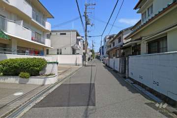 敷地南西側の前面道路（南東側から）