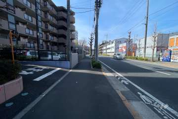 敷地の北側前面道路（東側から）