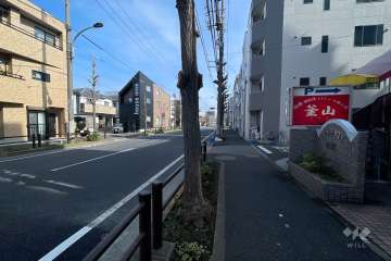 敷地の北側前面道路（西側から）