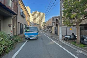 敷地北側の前面道路（西側から）