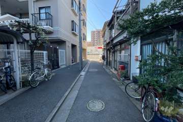 敷地西側の前面道路　