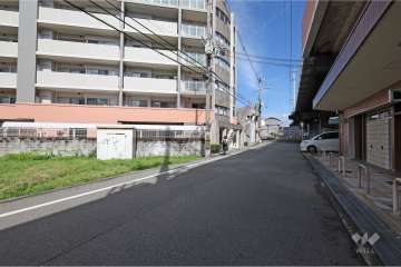 敷地北東側の前面道路。道を挟んで阪急宝塚線が走っています。
