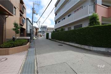 敷地西側の前面道路