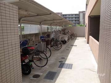 エントランス横にある駐輪場
