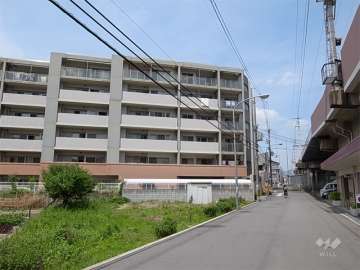 敷地の北側には阪急宝塚線が走っています。