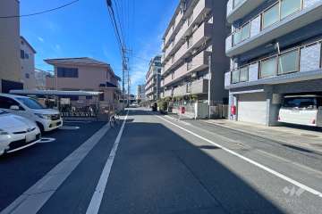 敷地南側の前面道路（東側から）