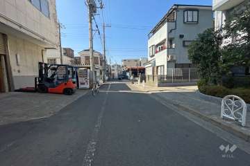 敷地南側の前面道路（東側から）