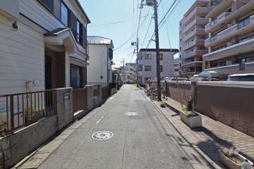 敷地東側の前面道路（北側から）