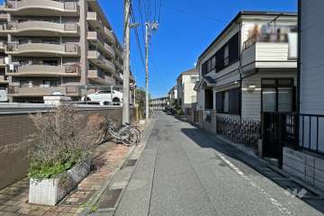敷地東側の前面道路（南側から）