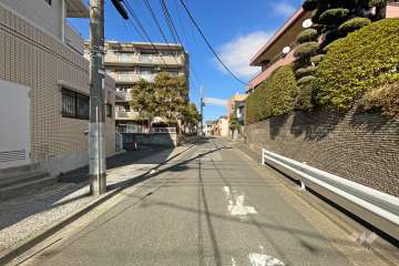 敷地東側の前面道路（北側から）