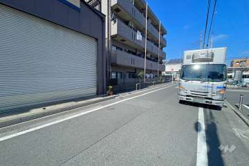 敷地東側の前面道路（南側から）