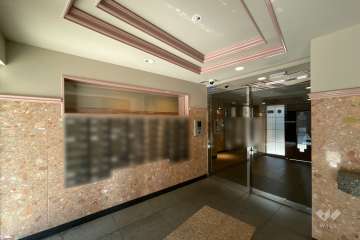 エントランスはオートロック付きです。