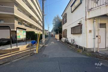 敷地南側の前面道路（西側から）