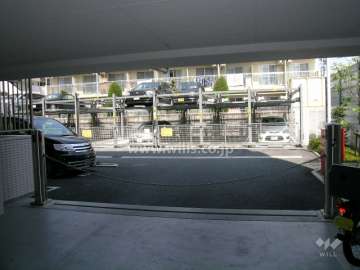 駐車場入口にはロボットゲート付きです。